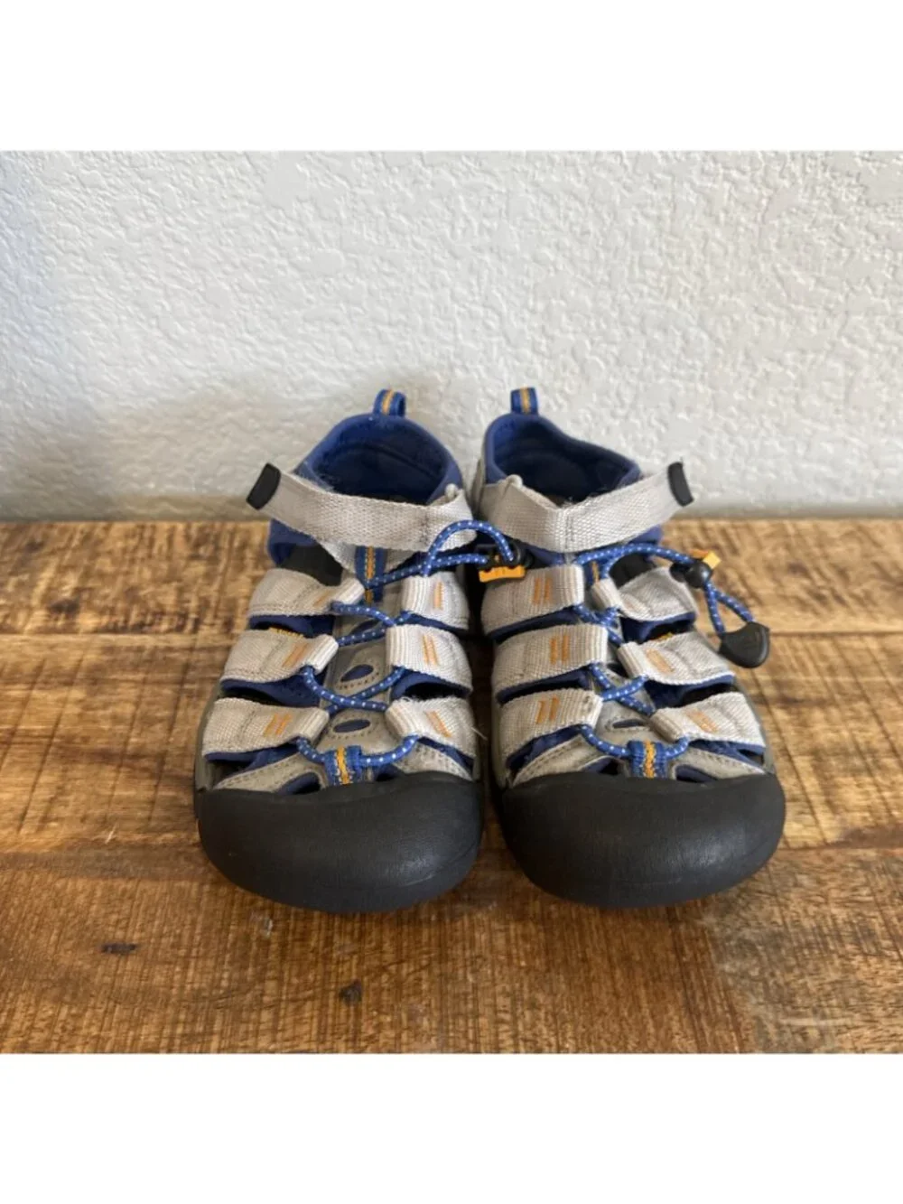 Keens Kids Sandals Gray size 2 YOUTH Washable Hiking Outdoor Boys Closed Toe